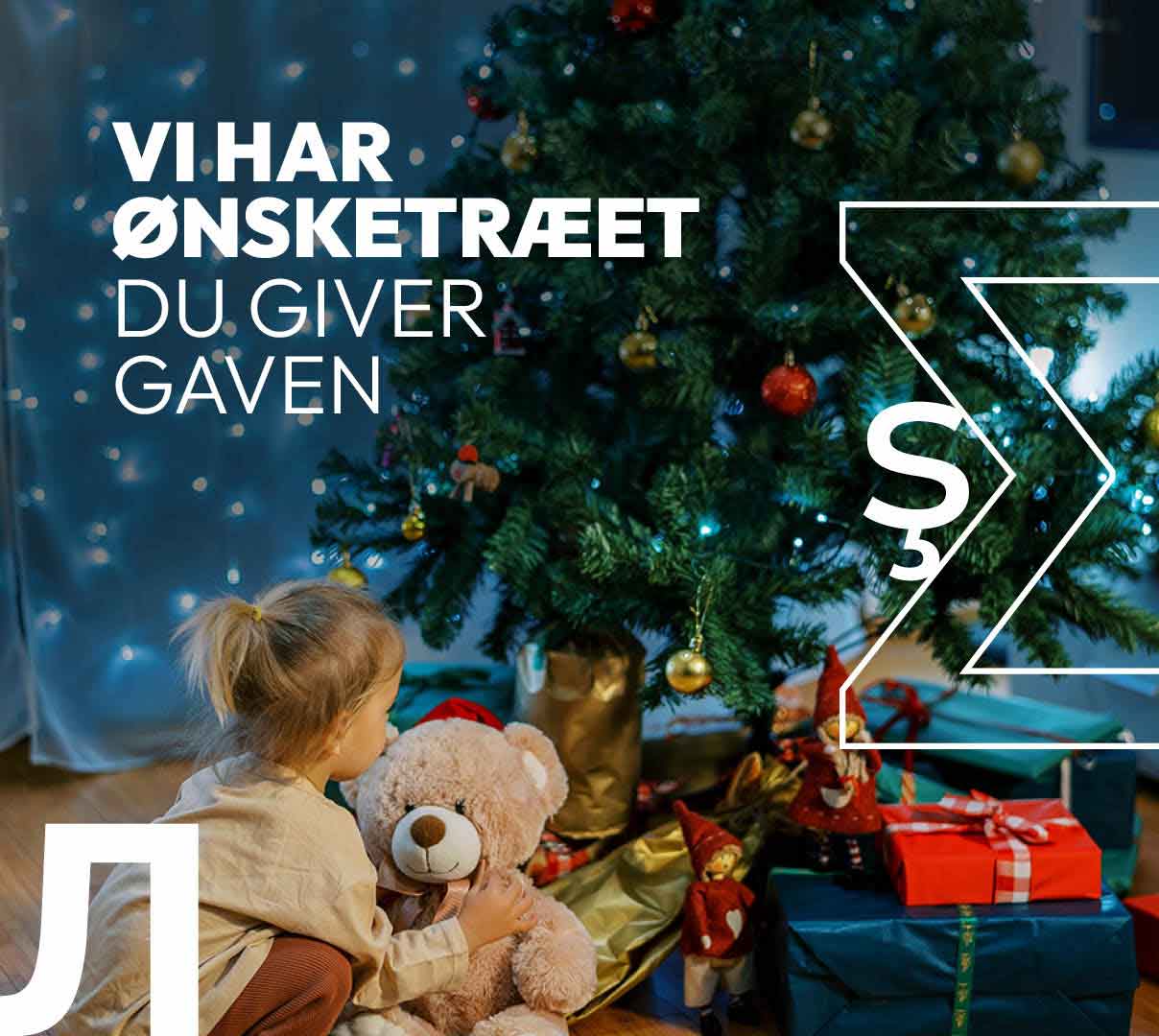 Pige med bamse sidder foran juletræ med gaver